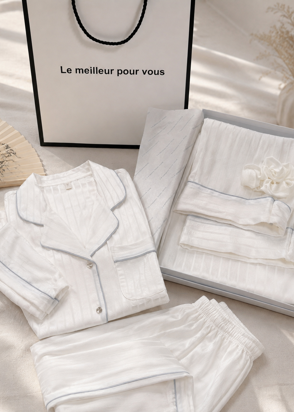 Un ensemble pyjama blanc demi manche en satin